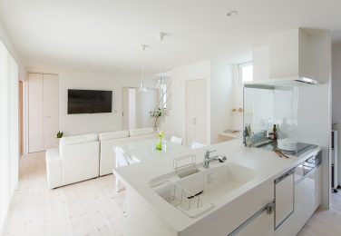 シンプルな白のキッチンカウンター　