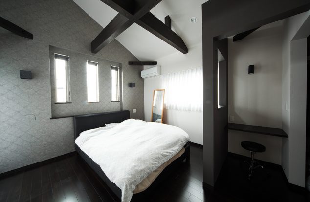 黒の化粧梁がアクセントのシンプルな寝室　
