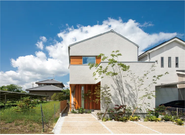 温かな光を感じる家。2階リビングで暮らす