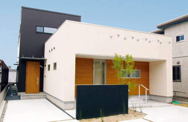 アプローチをゆったりと取ったアイボリーとダークブラウンのボックス　