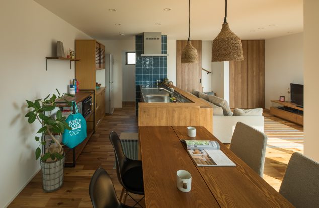 木の風合いとアクセントクロスが楽しめるキッチン　