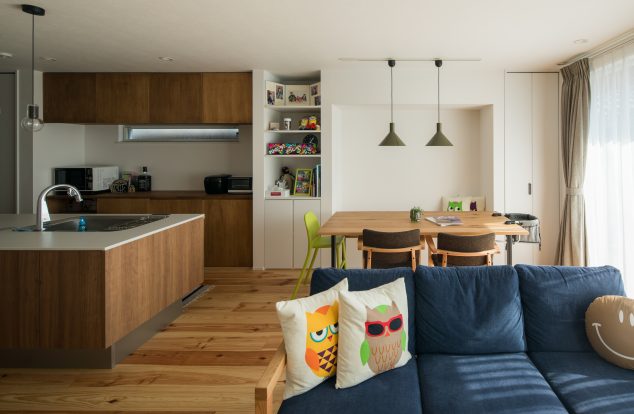 白の収納棚と濃い木の色のカップボードがあるリビング　滋賀　守山　浦谷様