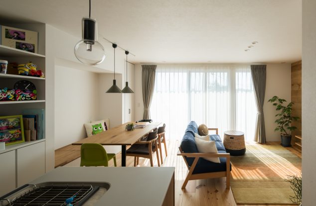 白色とグレーの爽やかな色合いのリビング