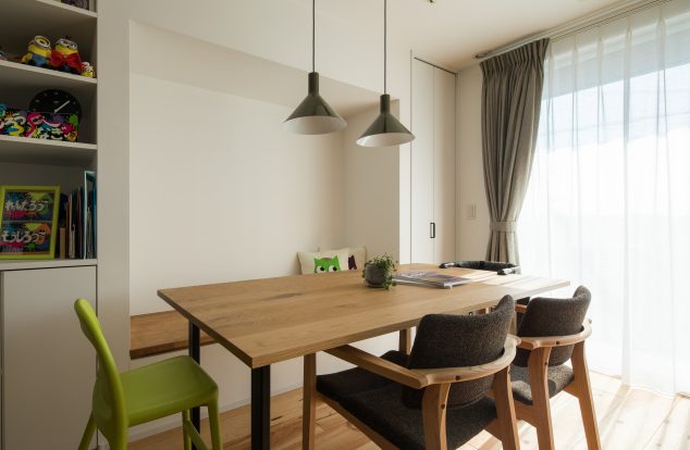 壁際の腰掛スペースを生かしたダイニング　