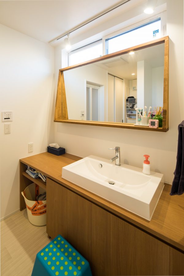 鏡周りの木枠に飾りを置ける洗面　