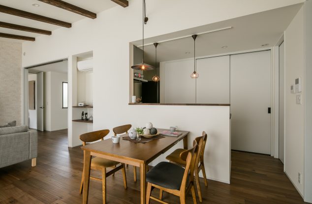 銅色のペンダントライトが映えるダイニング