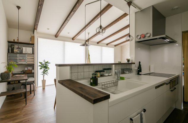 グレーのタイルがアクセントのニッチのあるキッチン