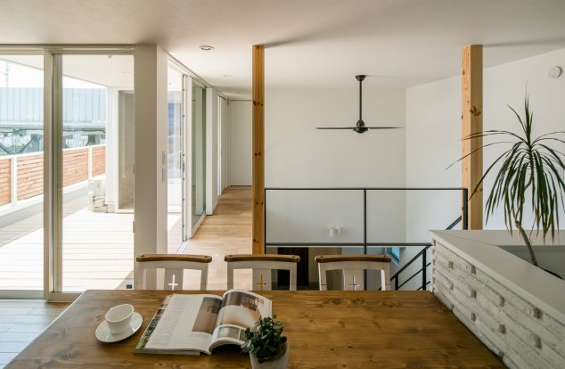 二階リビングに設えたダイニング