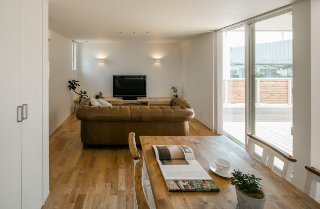 無垢フロアに存在感のあるソファーのリビング　