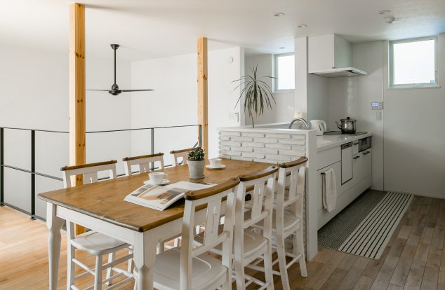 玄関が見える二階リビング内キッチン