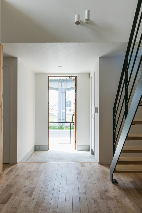 玄関からは開放感いっぱいの土間と吹抜け　