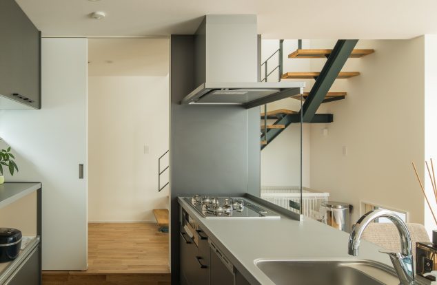 広い範囲を見渡せるオープンキッチン