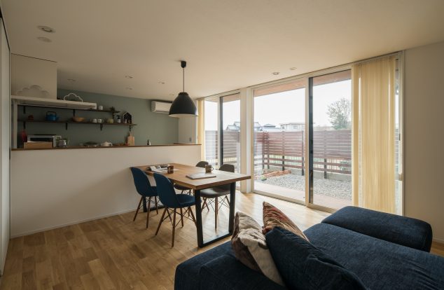 家具の色味を合わせて空間全体がうまくまとめられたリビングダイニング　