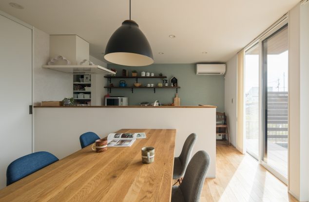 白とグレーでまとめた爽やかな色合いのキッチンダイニング