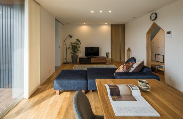 大小２つの家型の垂れ壁のあるリビング