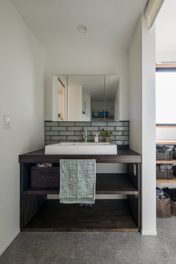 グレーのタイルがアクセントになるオーダーメイドの洗面台　