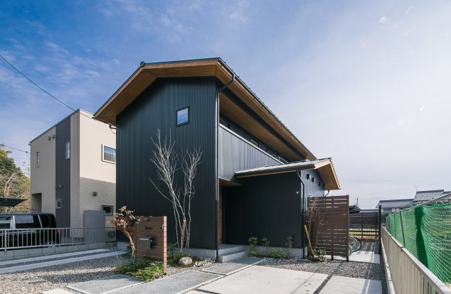 ２つの切妻屋根のボリュームが組み合わさった外観　