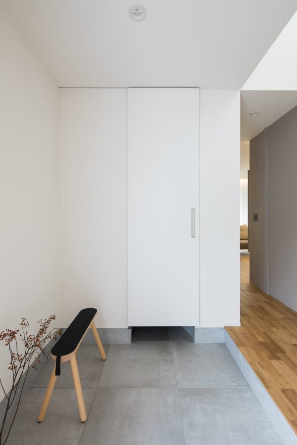 すっきり隠せるシンプルな玄関　