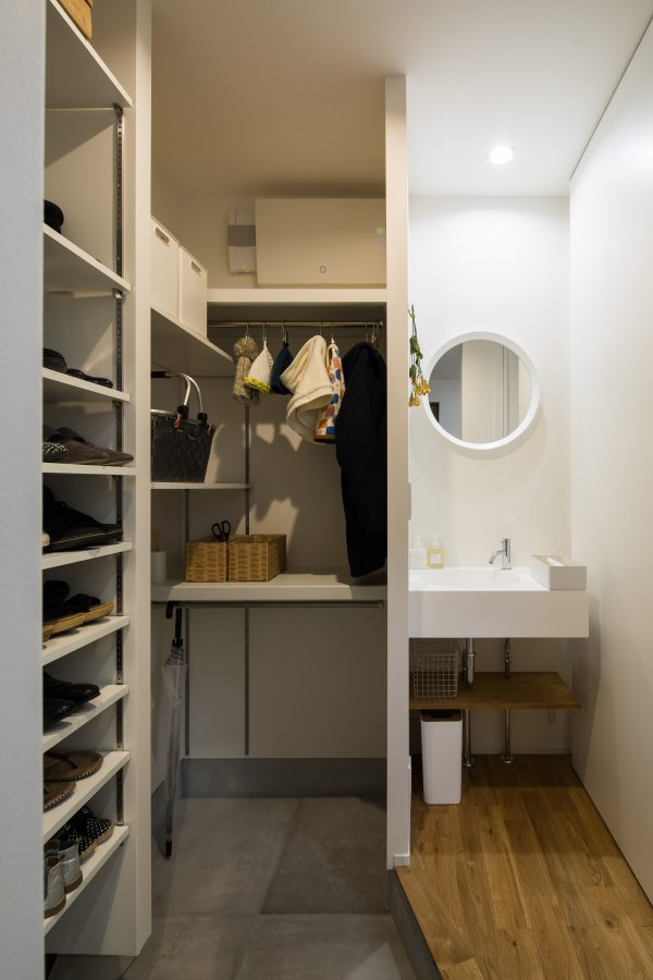 土間の横の洗面台できれいを保てられる家　