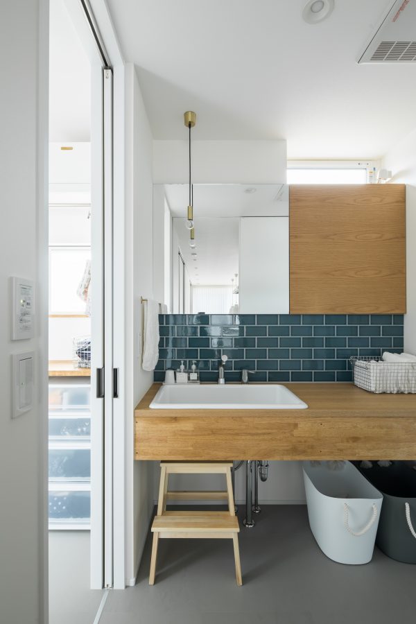 奥からの開口で明るい洗面台　