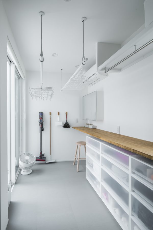 広い部屋干しスペースを取ったランドリー　