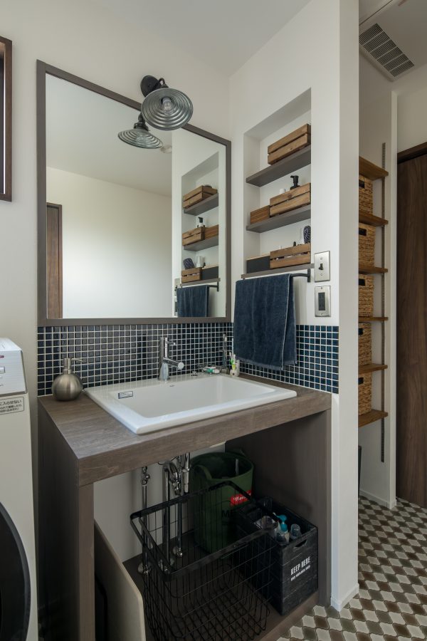 こだわり照明のおしゃれな洗面所　