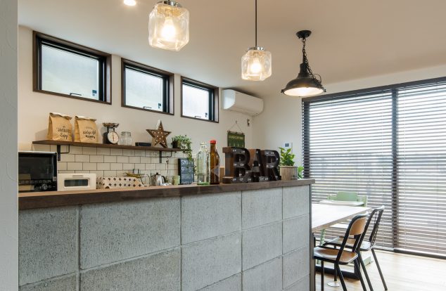 こだわりのコンクリートブロックの壁のキッチン　