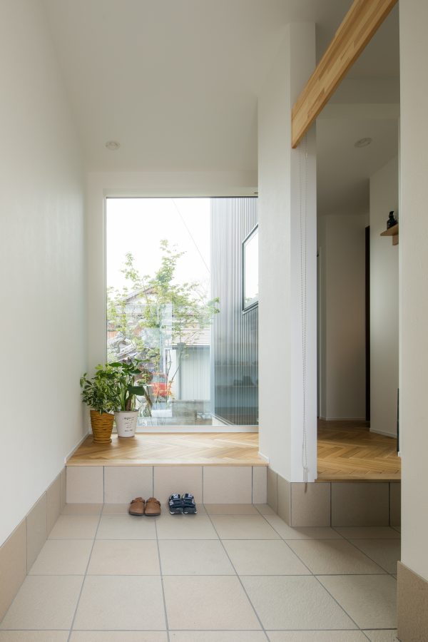 植栽の見える大きな窓のある玄関　