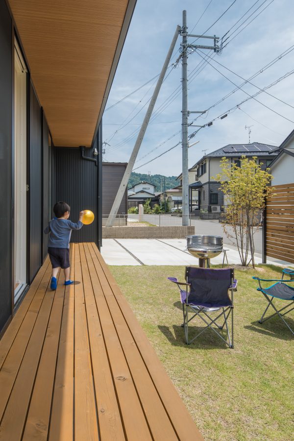 バーベキューのできる芝の庭とウッドデッキ　滋賀　湖南市