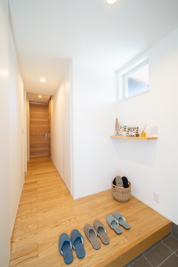 小さな飾り棚のあるシンプルな玄関