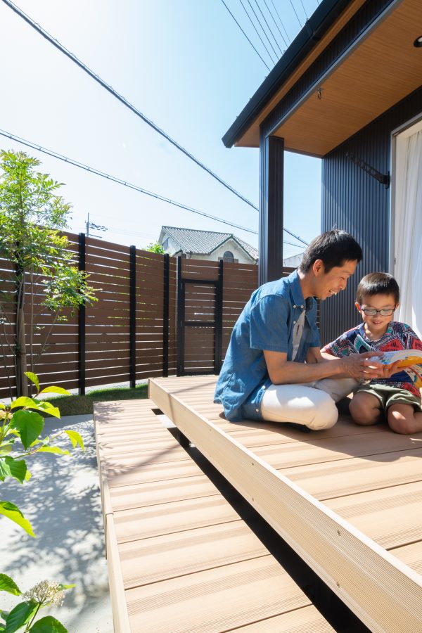 ウッドデッキと緑が心地いい庭