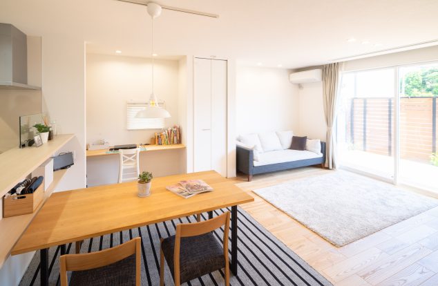 キッチンと向き合うダイニング　