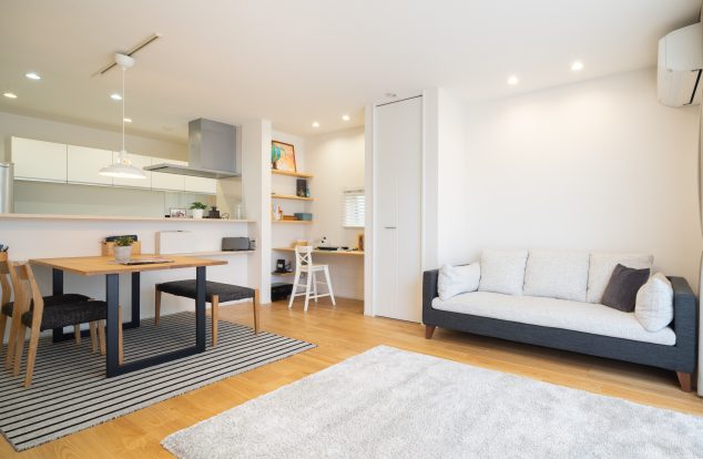 明るく風通りの良い広々リビング　