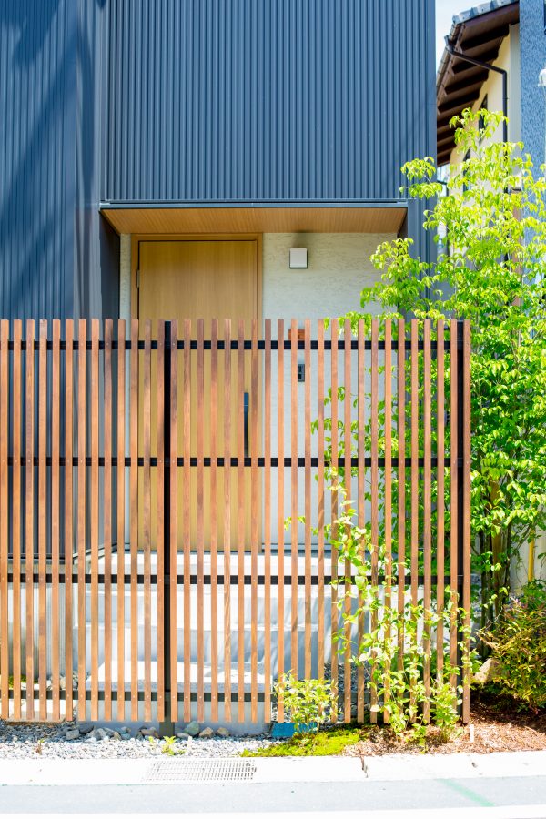 玄関前にシンボルツリー　