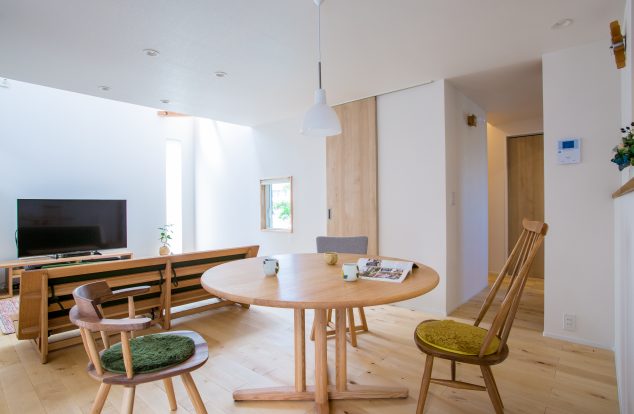 吹き抜けからの光が心地よいリビング