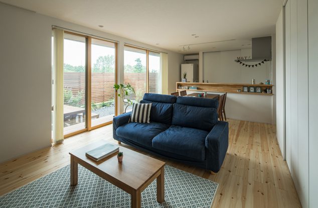 低めの家具選びで部屋全体の重心を下げた、シンプルなリビング　