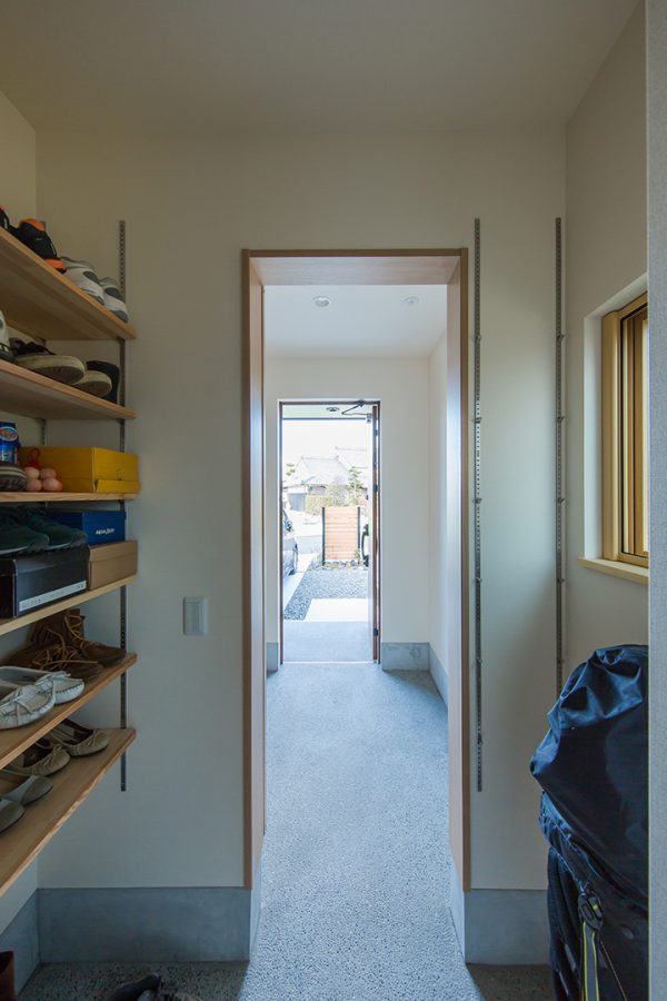 玄関入り口正面で棚を設けたシューズクローク