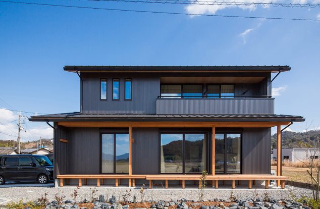 縁側のある黒外壁の和風な外観　