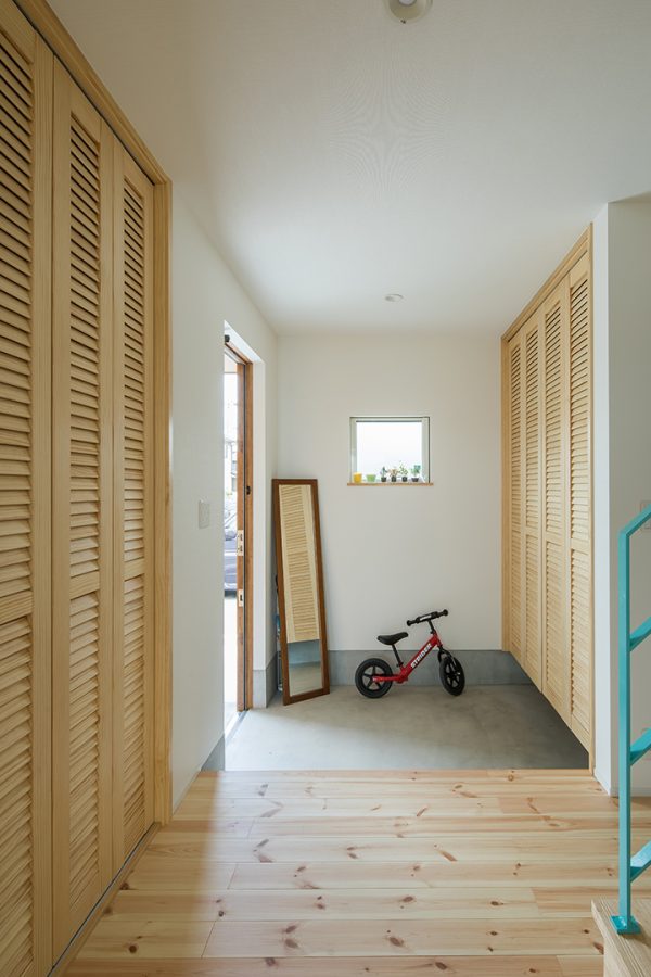 収納たっぷりのシンプル玄関　