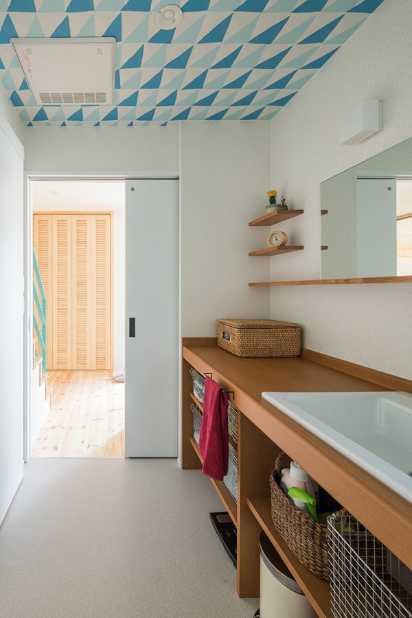 白壁にオーダーメイドの洗面台と飾り棚が映える洗面所　