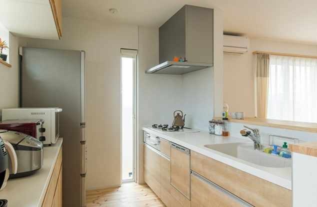 オーダーの食器棚で収納たっぷりのキッチン　