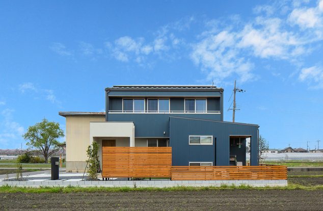 ネイビーブルーのガルバリウムに白のボリュームを組み合わせた外観　