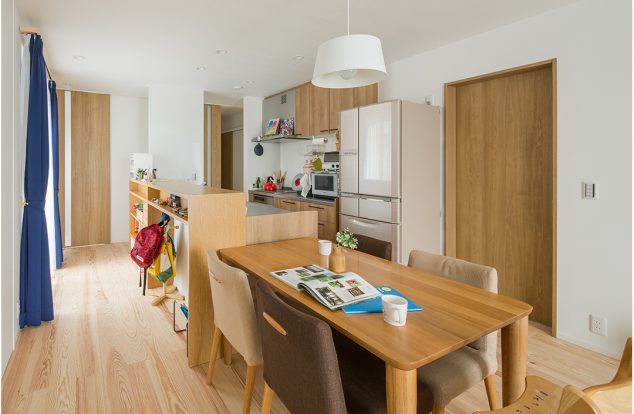 木の風合いを楽しむダイニング　