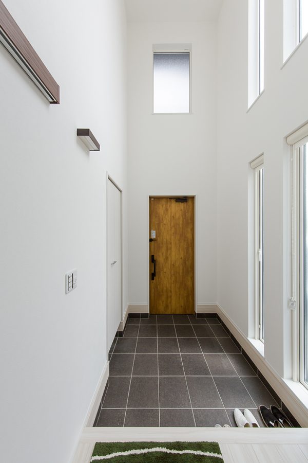 吹き抜けで広々気持ちいい玄関　