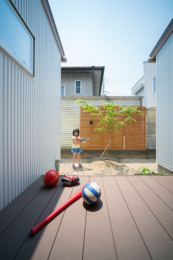 空が広がるウッドデッキ