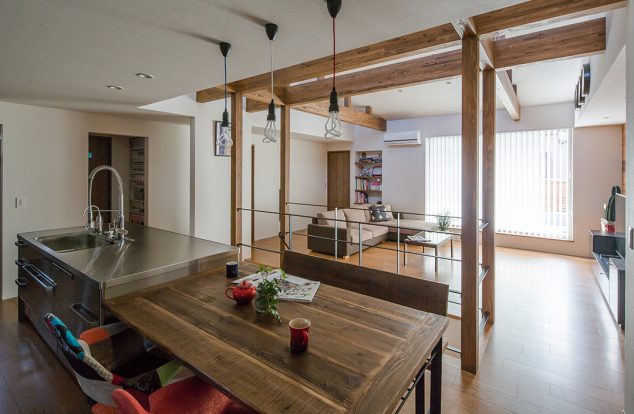 木の風合い漂うモダンダイニング　