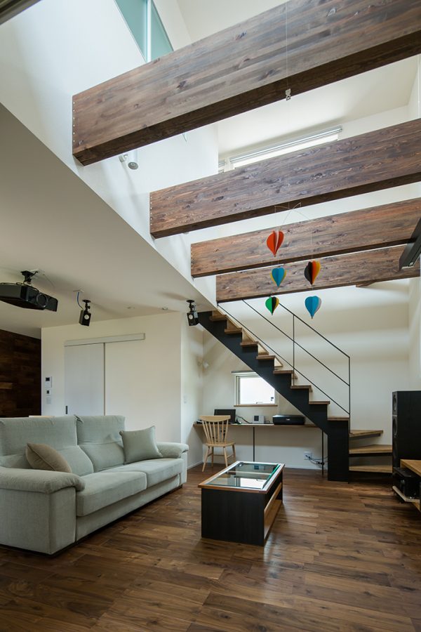 化粧梁が映える風が流れる吹き抜け