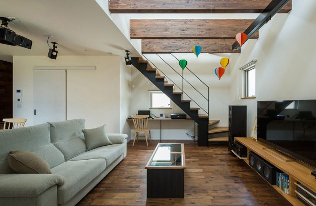 骨太の化粧梁にアイアンの階段のあるリビング　