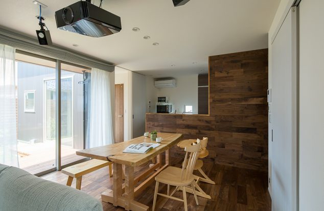 木の風合いの経年変化を楽しむダイニング