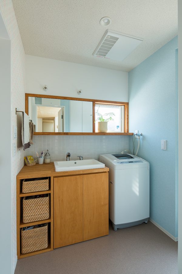 水色のクロスにたっぷり収納のオーダー洗面台　